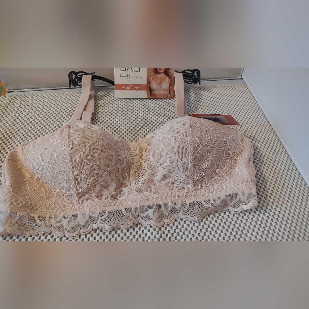 Bali Womens Size M Beautifully You Lace Wireless Bra NWT Sandshell